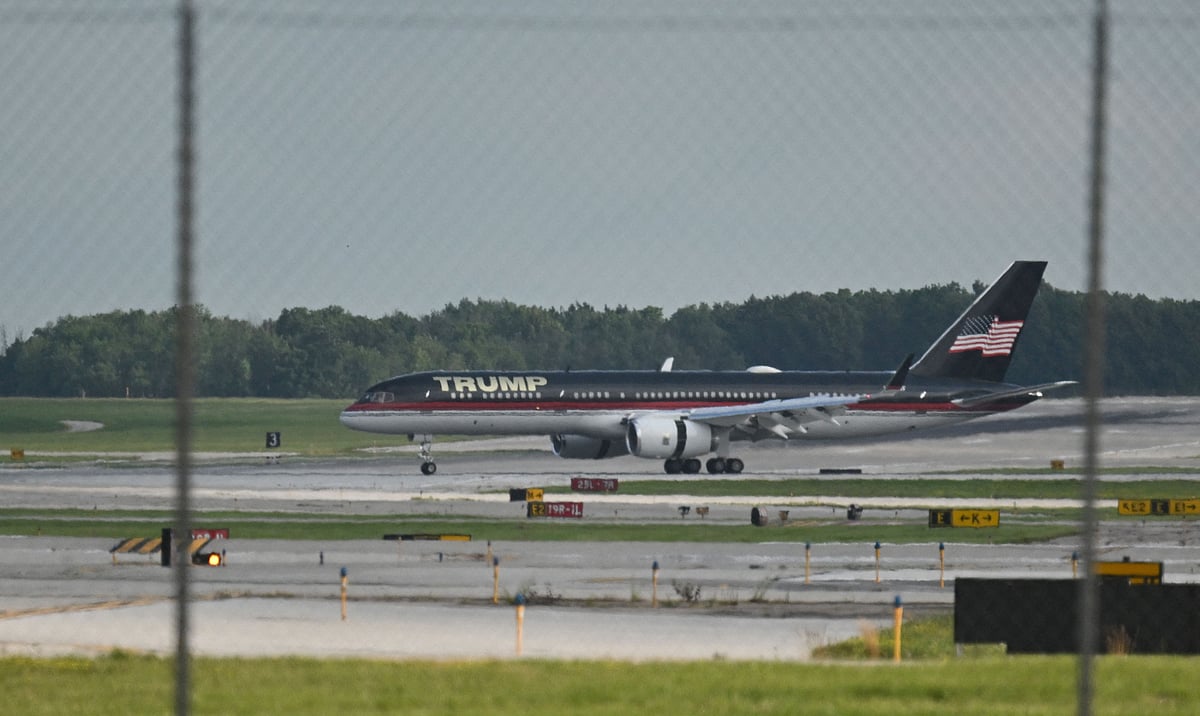 যুক্তরাষ্ট্রের উইসকনসিনের মিলওয়াকিতে সাবেক মার্কিন প্রেসিডেন্ট ডোনাল্ড ট্রাম্পকে বহনকারী উড়োজাহাজ। ১৪ জুলাই ২০২৪